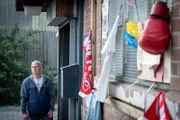 Die Trauer um den jungen Boxer liegt über Vinnie (Gary Lewis) und seinem Boxstudio. Mit der Schließung des Studios will er dem endlich ein Ende bereiten.