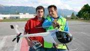 Willi (rechts) mit dem Modellhubschrauberbauer Manuel Heiduczek.
