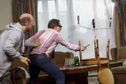 Bernhard Hoëcker (l.) und Wigald Boning (r.) testen, ob Raketen auch für den Gebrauch im Wohnzimmer geeignet sind - aber bitte nicht nachmachen!