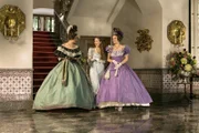 Die Prinzessinnen auf dem Weg zum Vater, worum geht es wohl? - v.l.n.r: Prinzessin Isabella (Alexandra Martini), Prinzessin Amélie (Leonie Brill), Prinzessin Eugenia (Svenja Görger).