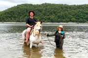 Tobias Kämmerer beim Ponyschwimmen mit Priscilla Wilhelmi im Edersee.