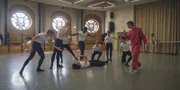 Die Jungengruppe der Ballettklasse trainiert für die Abschlussaufführung in der Pariser Oper. Jeff Chase (Castle Rock, r.) ist der Choreograph und verlangt den Tänzern bei den Proben einiges ab.