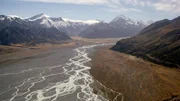 Der Tasman-Fluss wird durch den Tasman-Gletscher und den Murchison-Gletscher gespeist und windet sich in vielen Verflechtungen über 25 Kilometer durch die Berglandschaft, bis er in den Pukaki-See mündet.