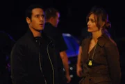 Don Eppes (Rob Morrow, l.) und Megan Reeves (Diane Farr, r.) versuchen, einen neuen Fall zu lösen ...