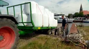 Auf seiner alten Prahmfähre transportiert Mathias Schilling die Heuballen, die er von seinen Flächen auf der Insel Rügen geholt hat. Viel zu schwer für das alte Gefährt.