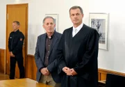 Torben (Joachim Kretzer, r.) und Achim (Peter Rühring, r. mit Komparse) warten gespannt auf die Verlesung des Urteils.