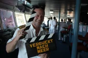 Kapitän Morten Hansen mit der "Verrückt nach Meer"-Klappe auf der Brücke.