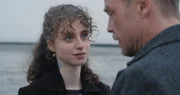 Maximilian Fenrich (Matthias Koeberlin) und Freundin Jule (Lydia Maria Makrides) nehmen eine Auszeit am Strand.