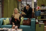 Während sich Leonard, Raj und Howard auf die Autogrammstunde mit Stan Lee freuen, macht Sheldon (Jim Parsons, r.) Penny (Kaley Cuoco, l.) heftige Vorwürfe.