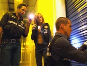 Was befindet sich in dem Lagerraum? Warrick (Gary Dourdan, l.), Catherine (Marg Helgenberger) und Nick (George Eads) öffnen gespannt die Tür...