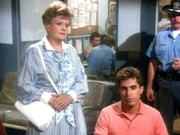 Jessica (Angela Lansbury) begleitet den des Mordes verdächtigten Vic LaRosa (Joseph Caly) zu einem Polizeiverhör.