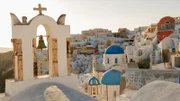Eine der vielen Kirchen, die das ikonische Dorf Oia auf Santorin schmücken.
