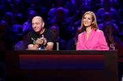 Rateteam-Kapitän Bernhard Hoëcker (l.) und die Journalistin und Fernsehmoderatorin Julia-Niharika Sen (r.) bilden ein Rateteam.