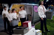 (v.l.n.r.) Henry Pollard (Adam Scott); Casey Klein (Lizzy Caplan); Lydia Dunfree (Megan Mullally); Ron Donald (Ken Marino); Roman DeBeers (Martin Starr)