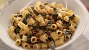 Friends drop by unexpectedly, so Giada De Laurentiis shows how to host a fabulous last-minute party in this episode of Food Network's Giada Entertains. Ihr Menü umfasst Focaccia mit Clementine und Fenchel, gefrorenes Frucht-Sprudelwasser, Pantry Mezzi mit Rigatoni mit Greens und Smokey Arugula und Apfel-Salat. Dann zeigt Giada, wie man Geschirr und Dekor in Schränken verwendet, um ein Wohnzimmer zu verwandeln und mit nur wenigen Minuten Vorlaufzeit eine besondere Stimmung zu schaffen.