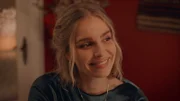 Endlich: Mina (Julie Van den Steen) ist glücklich, dass ihr heimlicher Liebhaber Jens nun bereit ist für eine ernsthafte Beziehung mit ihr.