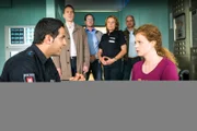 Tarik (Serhat Cokgezen, l.) versucht Tanja Sudmann (Anja Antonowicz, r.) klarzumachen, dass sie ihren Mann am besten schützen kann, wenn sie ihn dazu bringt, mit dem LKA-Ermittler Gerald Renner (Michael Ehnert, 2.v.l.) zu sprechen.