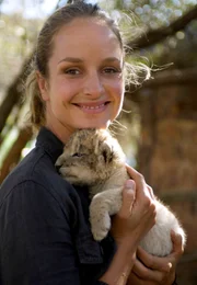 Die Tierärztin Katharina Kühn (Lara Joy Körner) liebt ihre Arbeit über alles.