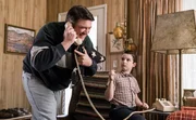 "Young Sheldon", "Das Toastbrot, der Kommunismus und die Flagge." Sheldon ist irritiert: Sein geliebtes Toastbrot schmeckt irgendwie anders als gewohnt. Daraufhin startet er eine Unterschriftenaktion gegen die Bäckerei. Außerdem gibt er einem TV-Team ein Interview. Dabei kommt es zu einer verhängnisvollen Äußerung, er lobt den Kommunismus - und das in Texas! Unterdessen erfährt Georgie, dass Veronicas Freund mit ihr Schluss gemacht hat. Nun macht er sich wieder Hoffnungen. Im Bild (v.li.): Lance Barber (George Cooper Sr.), Iain Armitage (Sheldon Cooper). "Young Sheldon", "Das Toastbrot, der Kommunismus und die Flagge." Sheldon ist irritiert: Sein geliebtes Toastbrot schmeckt irgendwie anders als gewohnt. Daraufhin startet er eine Unterschriftenaktion gegen die Bäckerei. Außerdem gibt er einem TV-Team ein Interview. Dabei kommt es zu einer verhängnisvollen Äußerung, er lobt den Kommunismus - und das in Texas! Unterdessen erfährt Georgie, dass Veronicas Freund mit ihr Schluss gemacht hat. Nun macht er sich wieder Hoffnungen. Im Bild (v.li.): Lance Barber (George Cooper Sr.), Iain Armitage (Sheldon Cooper).