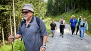 Die Gruppe wandert den Tegelberg im Allgäu hinauf.
