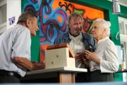 Theresa ist zuversichtlich, dass Alois ab jetzt doch Trinkgeld gibt. Von links: Alois Preissinger (Erich Hallhuber sen.), Martin Kirchleitner (Hermann Giefer) und Theresa Brunner (Ursula Erber).