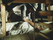 Charles Ingalls (Michael Landon, l.) ist gerade noch rechtzeitig gekommen, denn die Verletzung seiner Frau Caroline (Karen Grassle, r.) ist lebensgefährlich geworden.