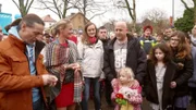 Der große Moment ist gekommen: gleich werden Dennis (Mitte) und die Mädchen ihr neues Zuhause sehen.