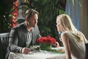 George (Scott Porter, l.) und Lemon (Jaime King, r.) wollen sich eigentlich aus dem Weg gehen, doch als Geschäftspartner ist das nicht so einfach ...