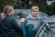 Lisa Armstrong (Morven Christie, l.) möchte Rose Marshbrook (Sharon Small, r.) ein paar Fragen stellen. Lisa ahnt noch nicht, dass Rose ein Geheimnis mit sich herumträgt.