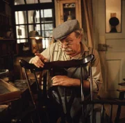 Meister Eder (Gustl Bayrhammer) in seiner Werkstatt.