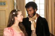 Prinzessin Amélie (Leonie Brill) und Prinz Thabo (Elvis Clausen) kommen sich näher.