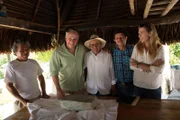 Archäologe Matthias Wemhoff mit mexikanischen Kollegen auf einer Ausgrabungsstätte in Veracruz, Mexiko. Lange vor den Maya waren die Olmeken die ersten Menschen Amerikas, die Schrift verwendeten. Am Cascajal-Stein fanden die mexikanische Archäologen Inschriften der Olmeken.