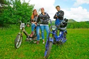 SWR Moderator Johannes Zenglein (rechts) mit "Katz" Katrin Graf und "Wheeli" Jule Seibel von Deutschlands erster Frauen-Mofagang, den "Edelbronx'l Zündkatzen" in Hauenstein/Südwestpfalz.