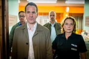 Claudias (Janette Rauch, r.) früherer Partner, der LKA-Ermittler Gerald Renner (Michael Ehnert, 2.v.l.), übernimmt die Ermittlungen und möchte, dass sich die Kollegen von PK 21 aus dem Fall raushalten.