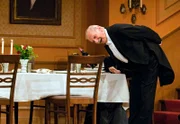 Diener Johann (Walter Flamme) wartet den imaginären, weil längst verblichenen Gästen der Feier von Fräulein Sophies 90. Geburtstag auf.