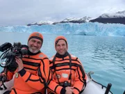 Autor Christoph Röckerath (r.) und Kameramann Zeljko Pehar (l.) unterwegs im eisigen Wasser am Fuß des Perito-Moreno-Gletschers. Die Anzüge sind etwas zu eng, aber notwendig. In dem eisigen Wasser würde man nur wenige Minuten überleben.