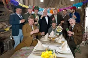 Gute Freunde: Klaus Uwe (Till Huster), Arno (Sönke Korries), Shorty (Axel Olsson), Peter (Uwe Rohde), Schönbiehl (Günter Kütemeyer), Adsche (Peter Heinrich Brix), Brakelmann (Jan Fedder), Kuno (Sven Walser), Heinzi (Hendrik von Bültzingslöwen) und Onkel Krischan (Hans Kahlert).