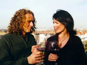 MDR Fernsehen IN ALLER FREUNDSCHAFT FOLGE 171, "Frischer Wind". Thomas Krüger (Karsten Dörr) will Elena (Cheryl Shepard) dazu bewegen, mit ihm nach Indien an seine Klinik zurückzukehren, doch sie sucht ihre Herausforderung von nun an in Leipzig.