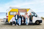 "Tietjen campt" geht auf große Deutschlandtour. (v.l.) Mathias Mester, Moderatorin Bettina Tietjen, Laura Larson, Abdelkarim, Elena Uhlig und Jürgen von der Lippe.