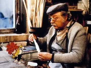 Meister Eder verarztet den Pumuckl.
