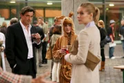 Schule, Bella (Andrea Sawatzki) erfährt von Lena (Lotte Flack), die sich als Kangoroo verkleidet hat, dass sie als Aupair nach Australien geht, Martin (Thomas Sarbacher) und Eva (Lisa Martinek) sind überrascht.