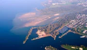 In einem weitläufigen Delta mündet der Rhein in den östlichen Bodensee.