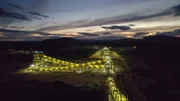 Professor Klemens Laschefski besichtigt den „Crusher“ von SIGMA Lithium in der entlegenen Region um Araçuai im Bundesstaat Minas Gerais. Hier soll „Green Lithium“ gewonnen werden – finanziert durch Wall Street Investor*innen.