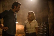 Max (Julian Looman) und Miranda (Elen Rhys) haben beide das Gefühl, dass hinter den Drohbriefen mehr steckt als das konkurrierende Weingeschäft.