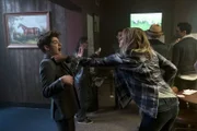 Ein echter Mann, weiß wie man sich prügelt, findet Mickey (Kaitlin Olson, r.). Das probiert sie auch Chip (Thomas Barbusca, l.) näher zu bringen ...