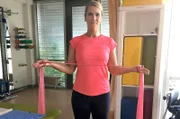 Erfordert Disziplin: der Aufbau der Rückenmuskulatur – Anne Brüning mit dem Thera-Band.