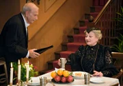 "Genauso wie´s letzte Mal, Fräulein Sophie?" - "Genauso wie jedes Jahr, Johann!" Margit Sponheimer als Fräulein Sophie und Walter Flamme in der Rolle des treuen Dieners Johann.
