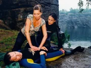 Ute Ott (Alexandra Losito, rechts) und Schwester Yvonne (Maren Gilzer, links) versuchen das Leben von Steve Winter (Felix Theissen) zu retten.