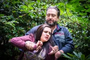 Wendloh (Alexander Hörbe) lauert Olivia (Tania Feurich) im Park auf. Er will die Zeugin, die seinen Überfall auf einen alten Herren gesehen hat, aus dem Weg räumen.