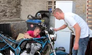 Trödelexperte Otto (li.) und Reiner machen sich am Motorrad zu schaffen.
